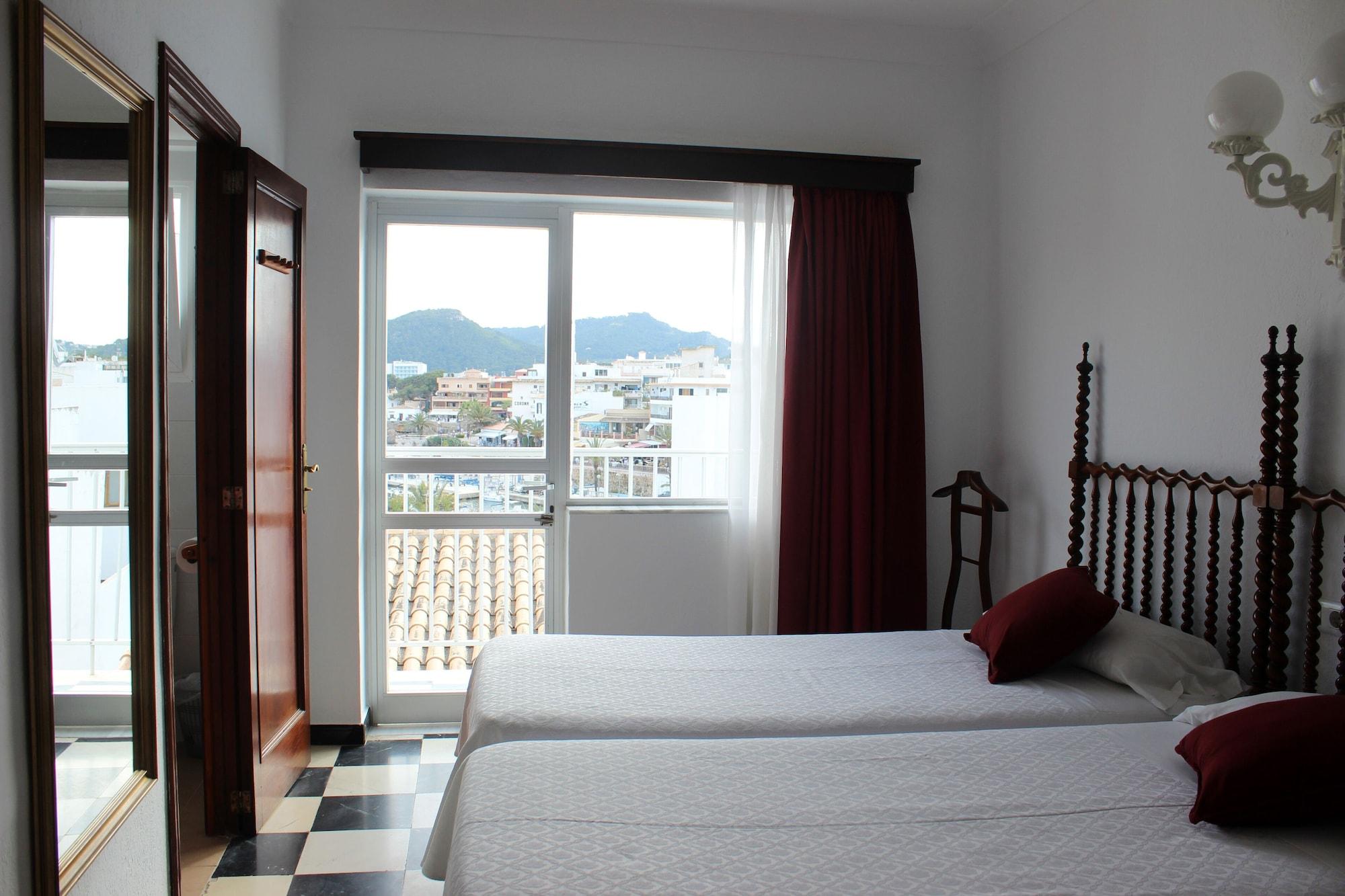 Hostal Cas Bombu Cala Ratjada  Bagian luar foto