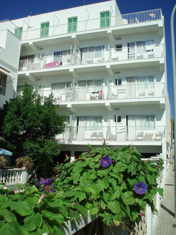 Hostal Cas Bombu Cala Ratjada  Bagian luar foto